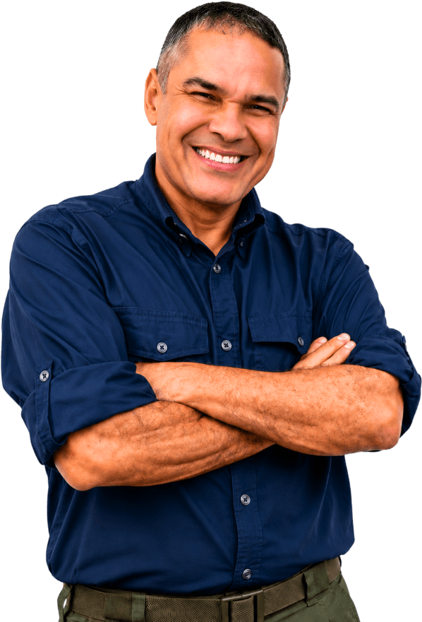 Coronel Vinícius Almeida, candidato a deputado estadual, sorrindo de braços cruzados