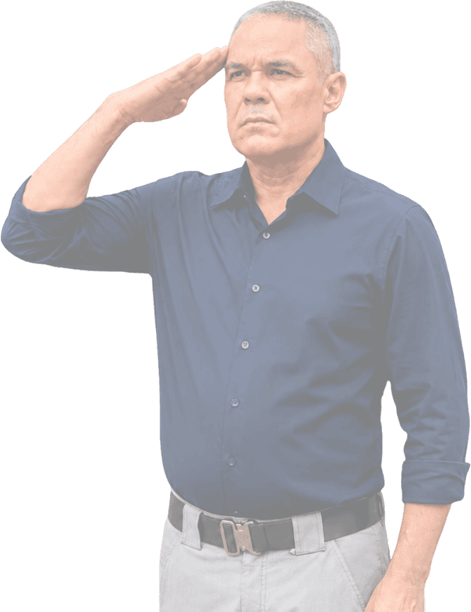 Coronel Vinícius Almeida em continência