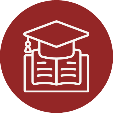 Capelo de formatura sobre um livro